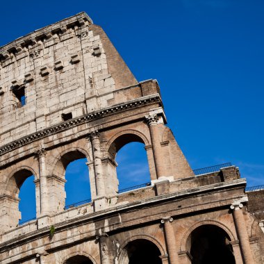 Colosseum mavi gökyüzü ile