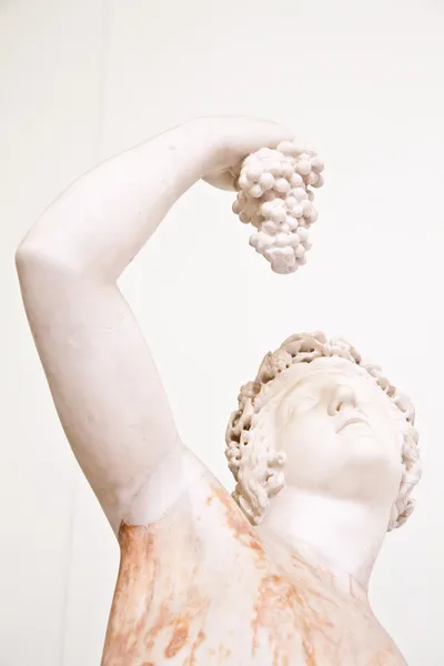 Estatua con uvas — Foto de Stock