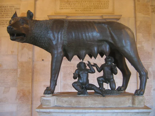 Skulptur des kapitolinischen Wolfs, Romulus und Remus — Stockfoto