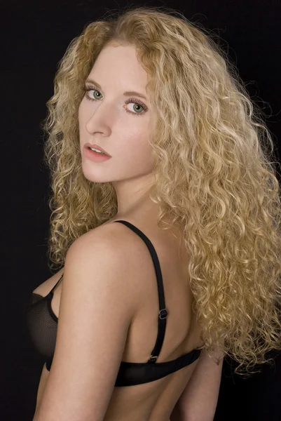 Jovem mulher bonita e sexy em lingerie preta no preto backgr — Fotografia de Stock