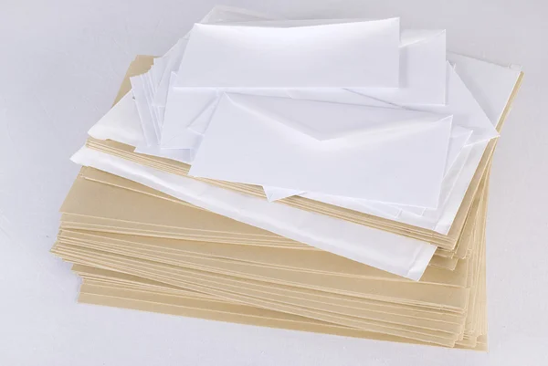 Pilha de envelopes sobre fundo branco. Não isolado . — Fotografia de Stock