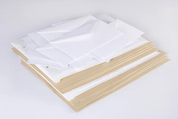 Pile d'enveloppes sur fond blanc. Non isolé . — Photo