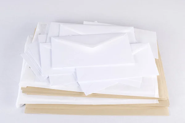 Pilha de envelopes sobre fundo branco. Não isolado . — Fotografia de Stock