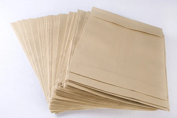 Куча конвертов на белом фоне. Не изолирован . — стоковое фото