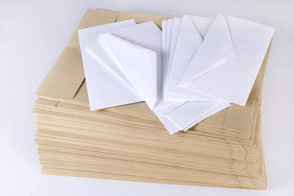 堆的信封在白色背景。不被孤立. — 图库照片