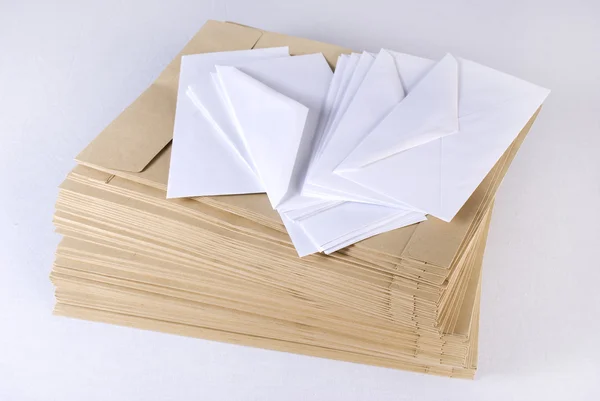 堆的信封在白色背景。不被孤立. — 图库照片