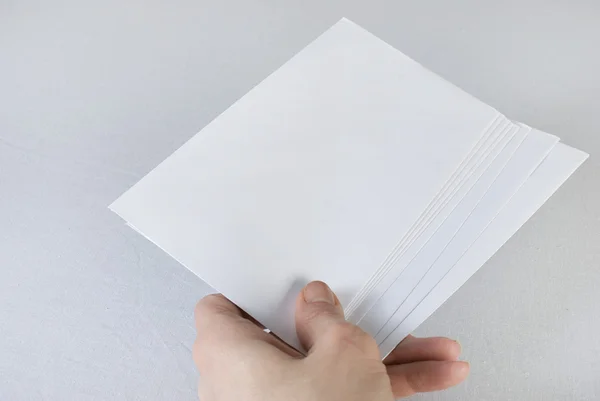 Beyaz zemin üzerinde bir zarf tutan el. Isola değil — Stok fotoğraf