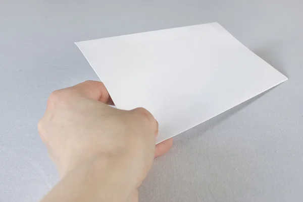 Beyaz zemin üzerinde bir zarf tutan el. Isola değil — Stok fotoğraf