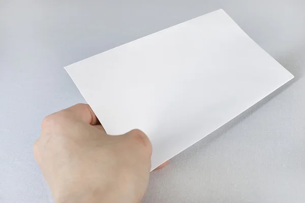 Mão feminina segurando um envelope sobre fundo branco. Não isola — Fotografia de Stock
