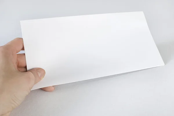 Женщина держит конверт на белом фоне. Не изола — стоковое фото