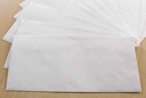 Envelopes simples em uma mesa . — Fotografia de Stock