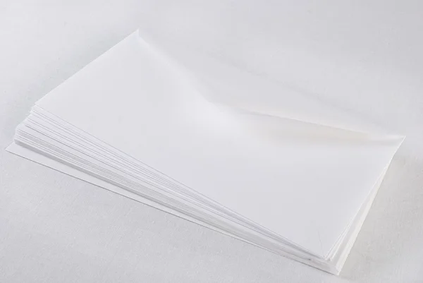 Empilement d'enveloppes / lettres sur fond blanc. Non isolé . — Photo