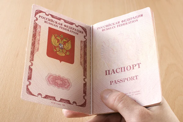 Russischer Reisepass in der Hand. — Stockfoto