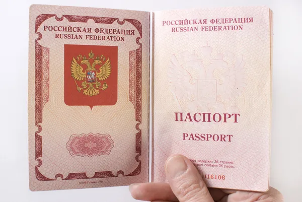 Pasaporte de viaje ruso en mano . — Foto de Stock