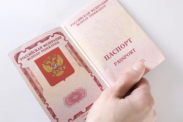 Passaporte de viagem russo na mão . — Fotografia de Stock