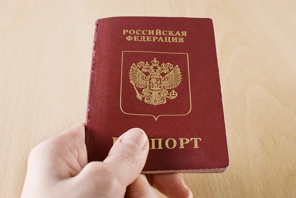 Russisch reizen paspoort in de hand. — Stockfoto