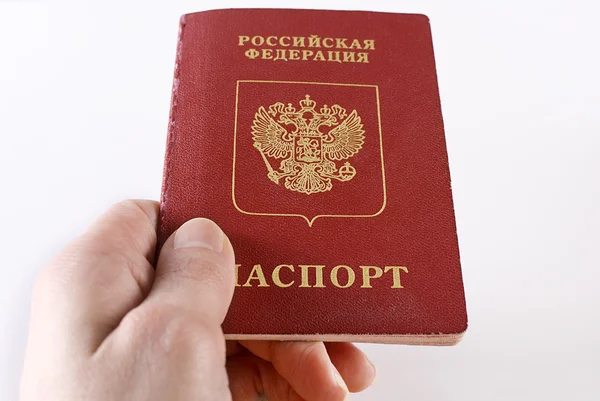 Rosyjski podróży paszport w ręku. — Zdjęcie stockowe