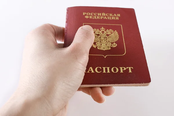 Passaporte de viagem russo na mão . — Fotografia de Stock