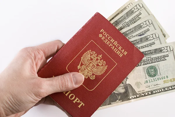 Russischer Reisepass und Geld in der Hand. — Stockfoto