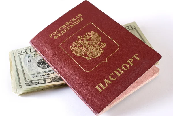Pasaporte de viaje ruso y dinero . — Foto de Stock