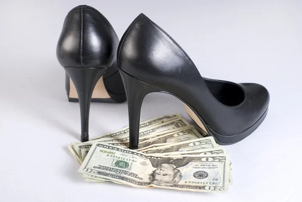 High heel shoes on money. — Stock Photo, Image