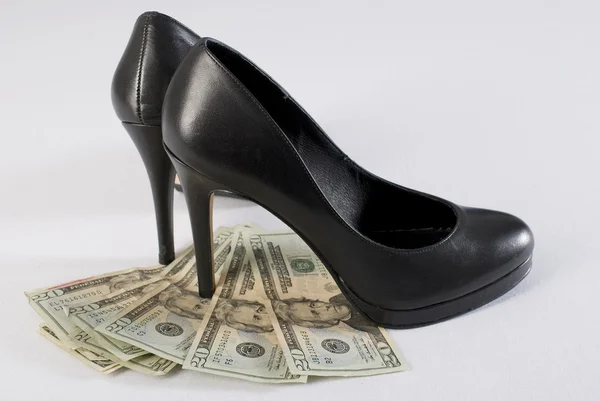Zapatos de tacón alto con dinero . —  Fotos de Stock
