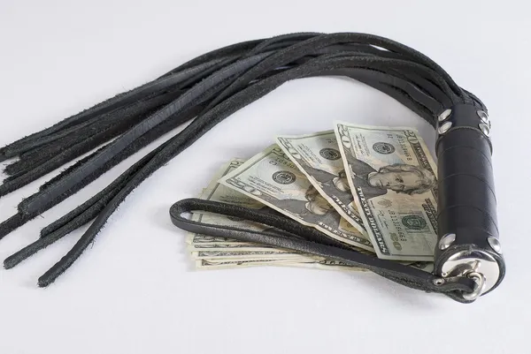 Μαύρο δέρμα μαστίγωση μαστίγιο και χρήματα σε άσπρο φόντο. — Φωτογραφία Αρχείου