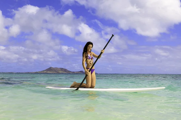 Brunette onu ayağa raket Pano üzerinde bikini — Stok fotoğraf
