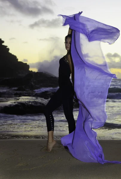 Vacker kvinna på evigheten beach på sunrise — Stockfoto