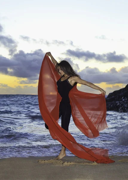 Mooie vrouw op eeuwigheid strand bij zonsopgang — Stockfoto