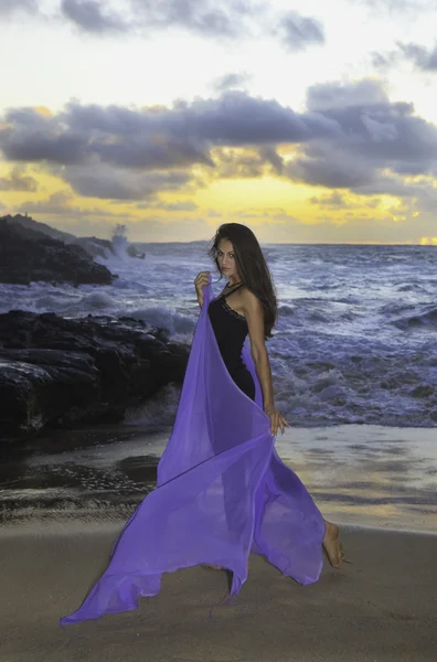 Mooie vrouw op eeuwigheid strand bij zonsopgang — Stockfoto