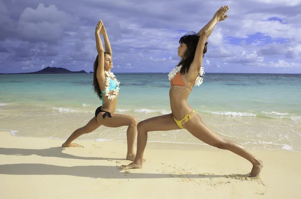 做瑜伽在海滩上的两个女孩 — 图库照片