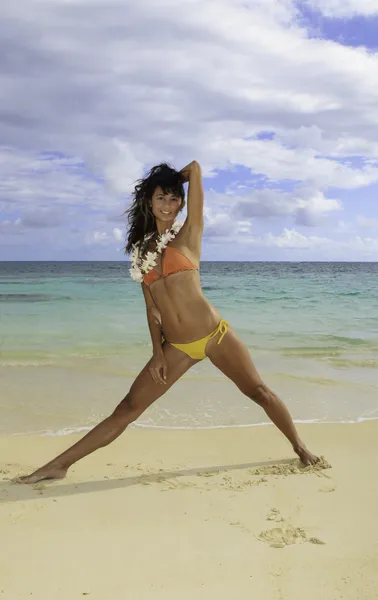 Mooi meisje in een bikini op lanikai strand — Stockfoto