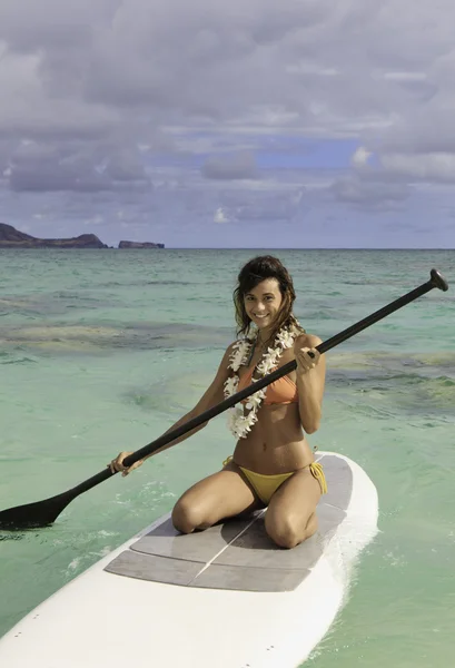 Güzel bir kız onu paddle kurulu — Stok fotoğraf