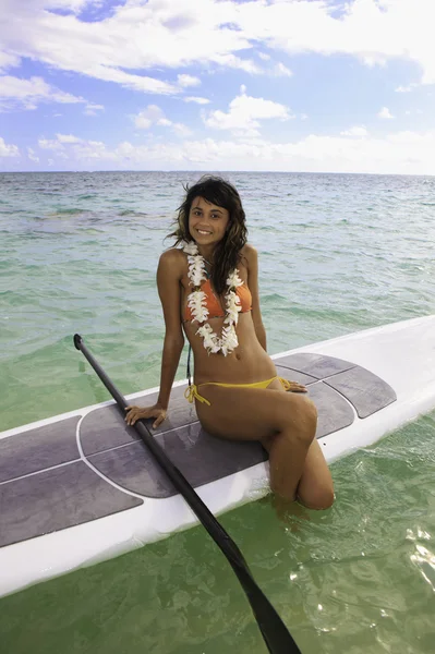 Bella ragazza sul suo paddle board — Foto Stock