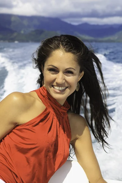 Krásná žena na lodi v zátoce kaneohe — Stock fotografie