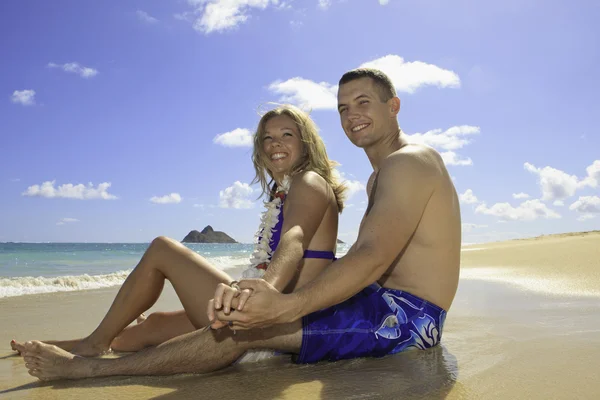 Marine e sua esposa na praia no Havaí — Fotografia de Stock