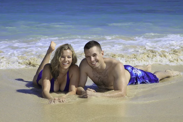 Morskich i jego żona na plaży na Hawajach — Zdjęcie stockowe