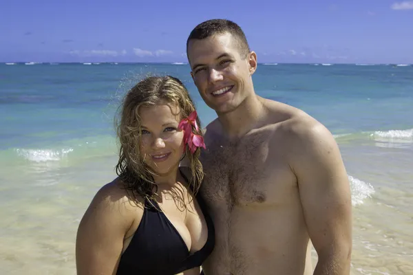 Morskich i jego żona na plaży na Hawajach — Zdjęcie stockowe