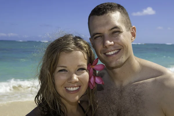 Морпех и его жена на пляже на Гавайях — стоковое фото