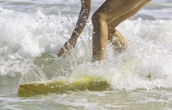 Brunetka v bikinách surfování — Stock fotografie