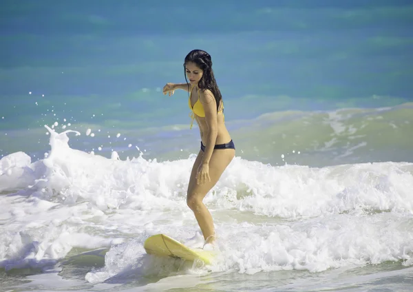 Morena en bikini surfing — Foto de Stock