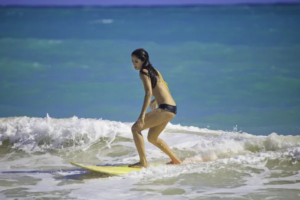 Morena en bikini surfing —  Fotos de Stock