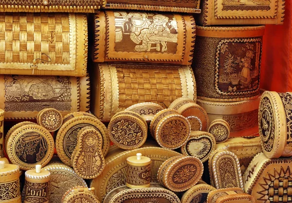 Utensílios caseiros feitos de casca de bétula . — Fotografia de Stock