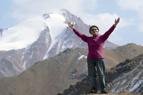 Woman and mountains rock — Stock Photo, Image