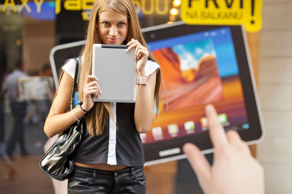 Mulher jovem com computador tablet andando na rua — Fotografia de Stock