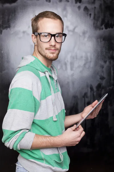 Καλή αναζητούν nerd έξυπνος άνθρωπος με υπολογιστή δισκίο — Φωτογραφία Αρχείου