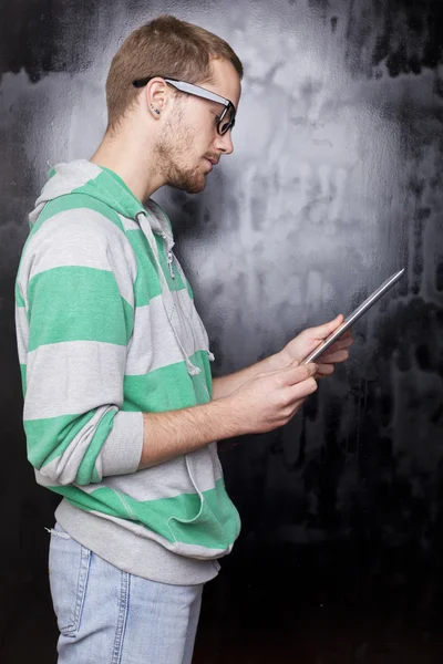 Dobře vyhlížející muž chytrý geek s tabletovým počítačem — Stock fotografie
