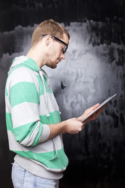Homem nerd inteligente bonito com computador tablet — Fotografia de Stock