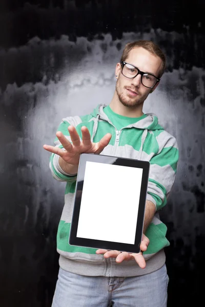 Dobře vyhlížející muž chytrý blbeček s tabletovým počítačem — Stock fotografie